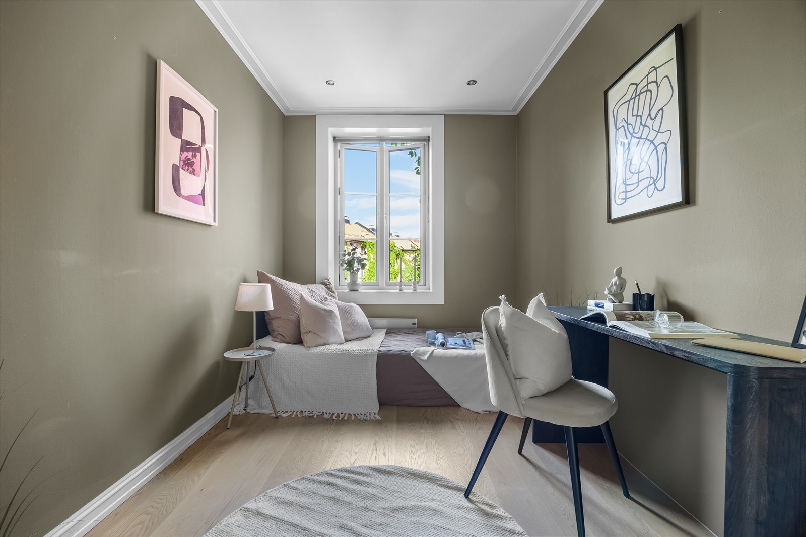 Soverom 2 har et plassbygd skap som gir god oppbevaringsplass. Rommet har også fint med plass til seng og møblement, som for eksempel en liten kommode eller skrivepult. Galleribilde