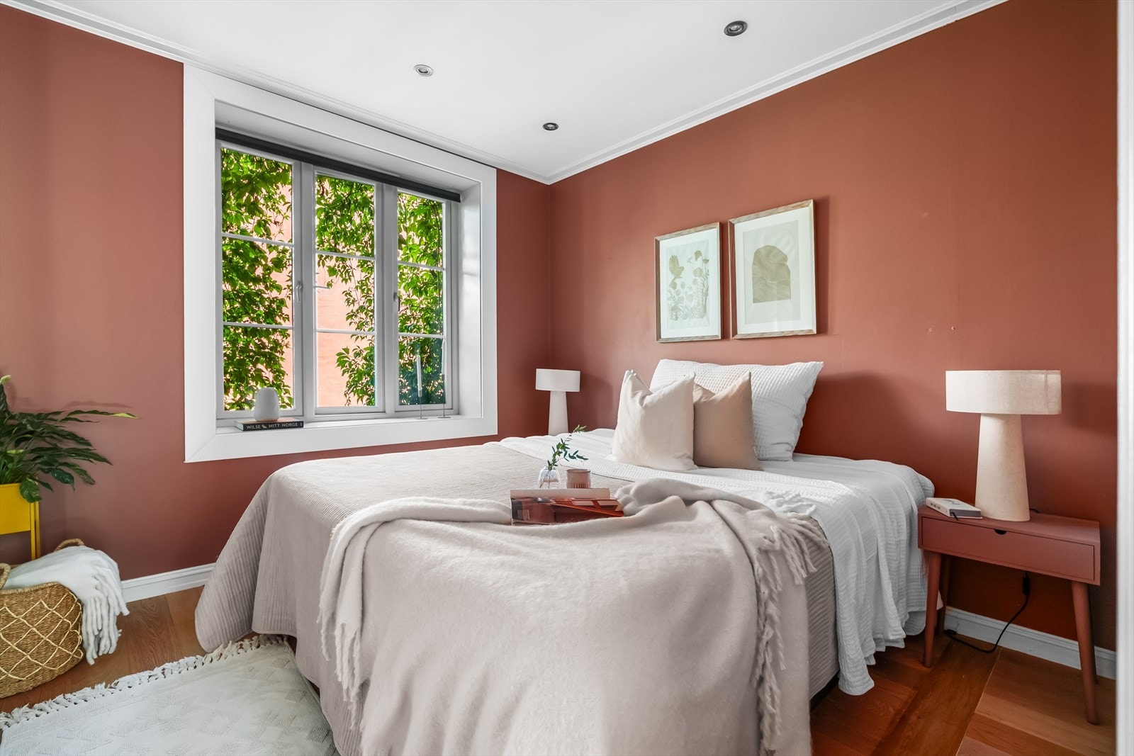 Soverommet gir god plass til dobbeltseng og tilhørende nattbord. Galleribilde