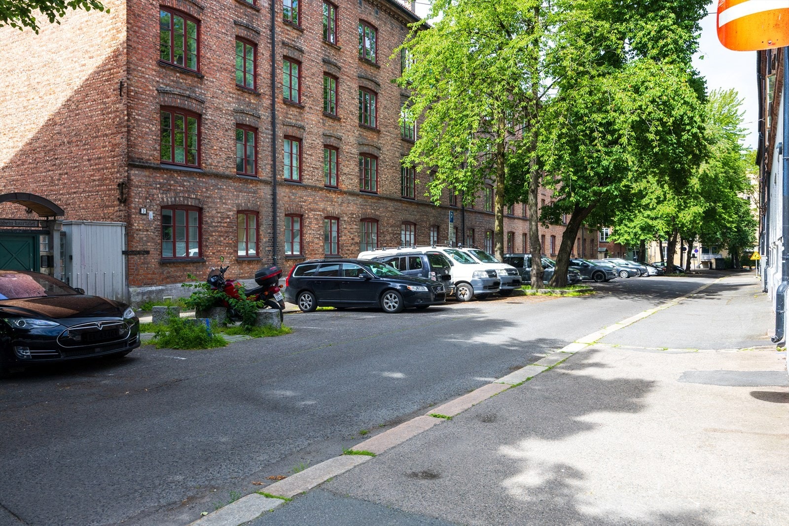 Beboerparkering ligger like ved inngangen, noe som gjør hverdagen enklere. Galleribilde