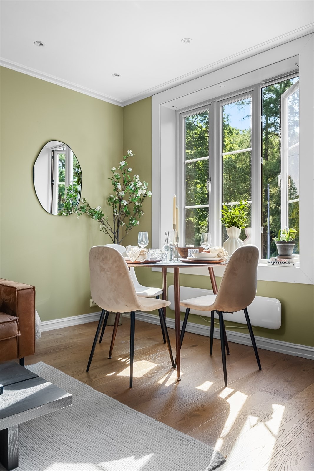 Stuen har store vindusflater med et sjarmerende og grønt utsyn mot Botanisk hage. Galleribilde