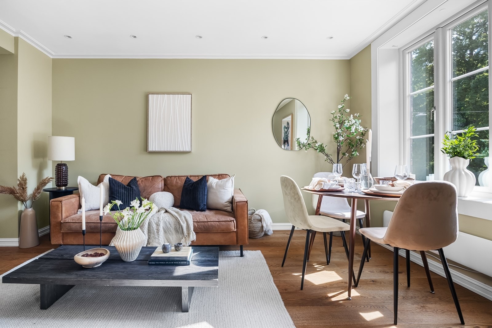 I stuen er det god plass til både en koselig sofagruppe og en spisegruppe, så du kan både slappe av og samle venner rundt bordet uten at det føles trangt. Galleribilde