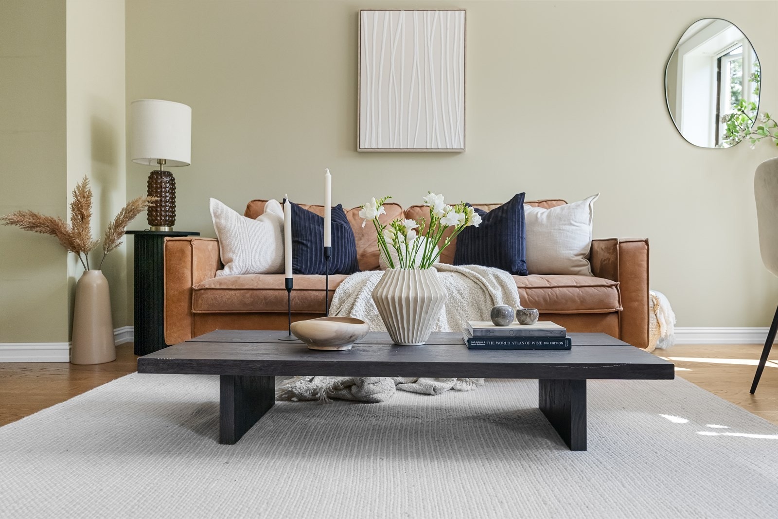 Dempede farger på vegg skaper en rolig stemning. Galleribilde