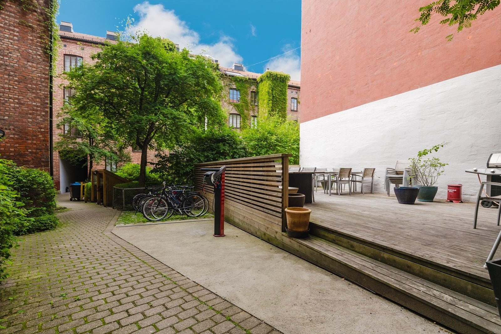 Felles terrasse i bakgård. Galleribilde