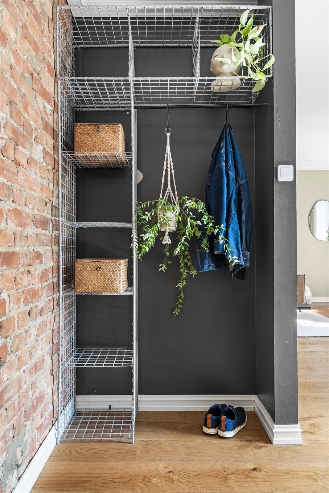 Smart oppbevaring som holder orden mellom entre og kjøkken. Galleribilde