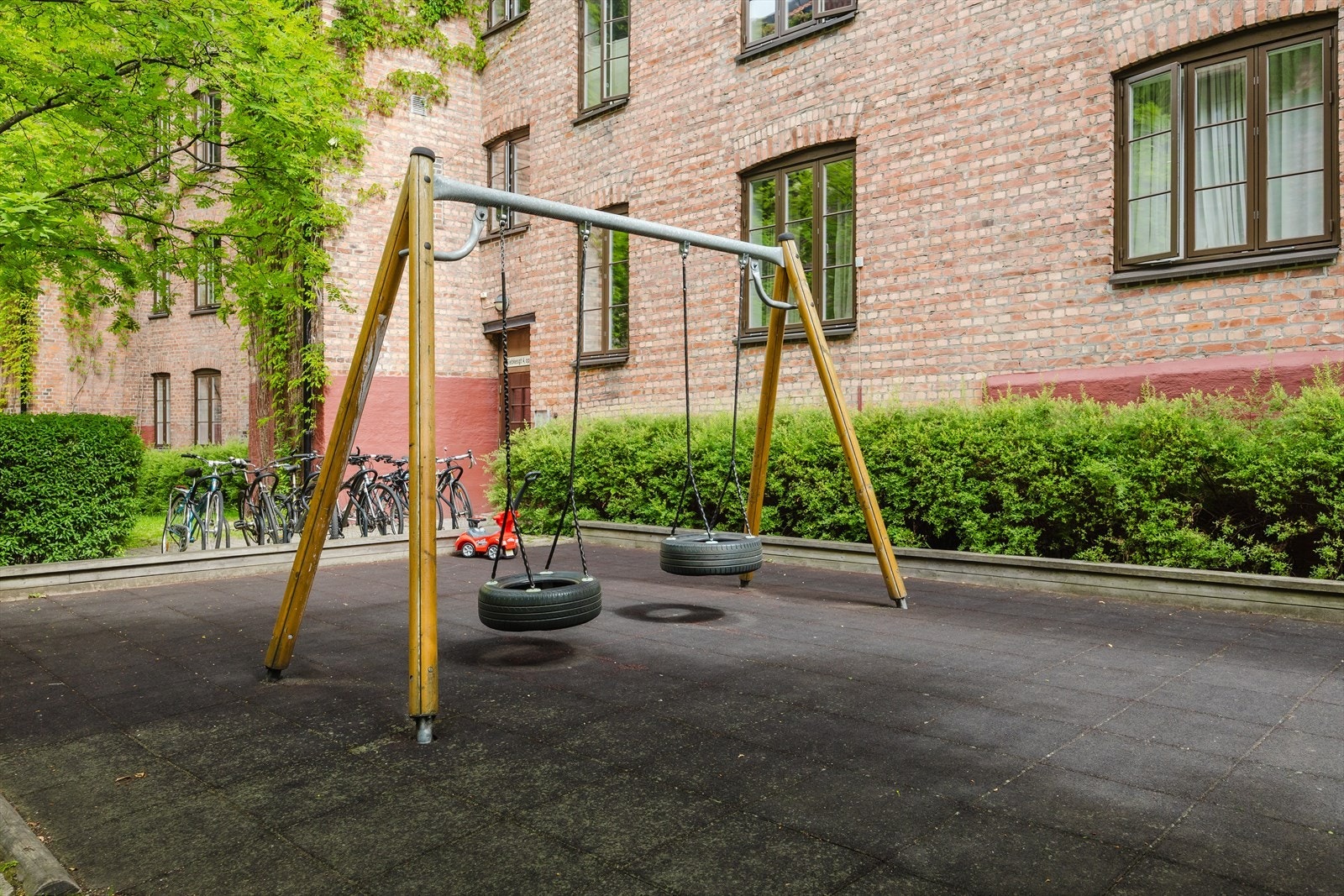 Husken i bakgården er populær blant de små. Galleribilde