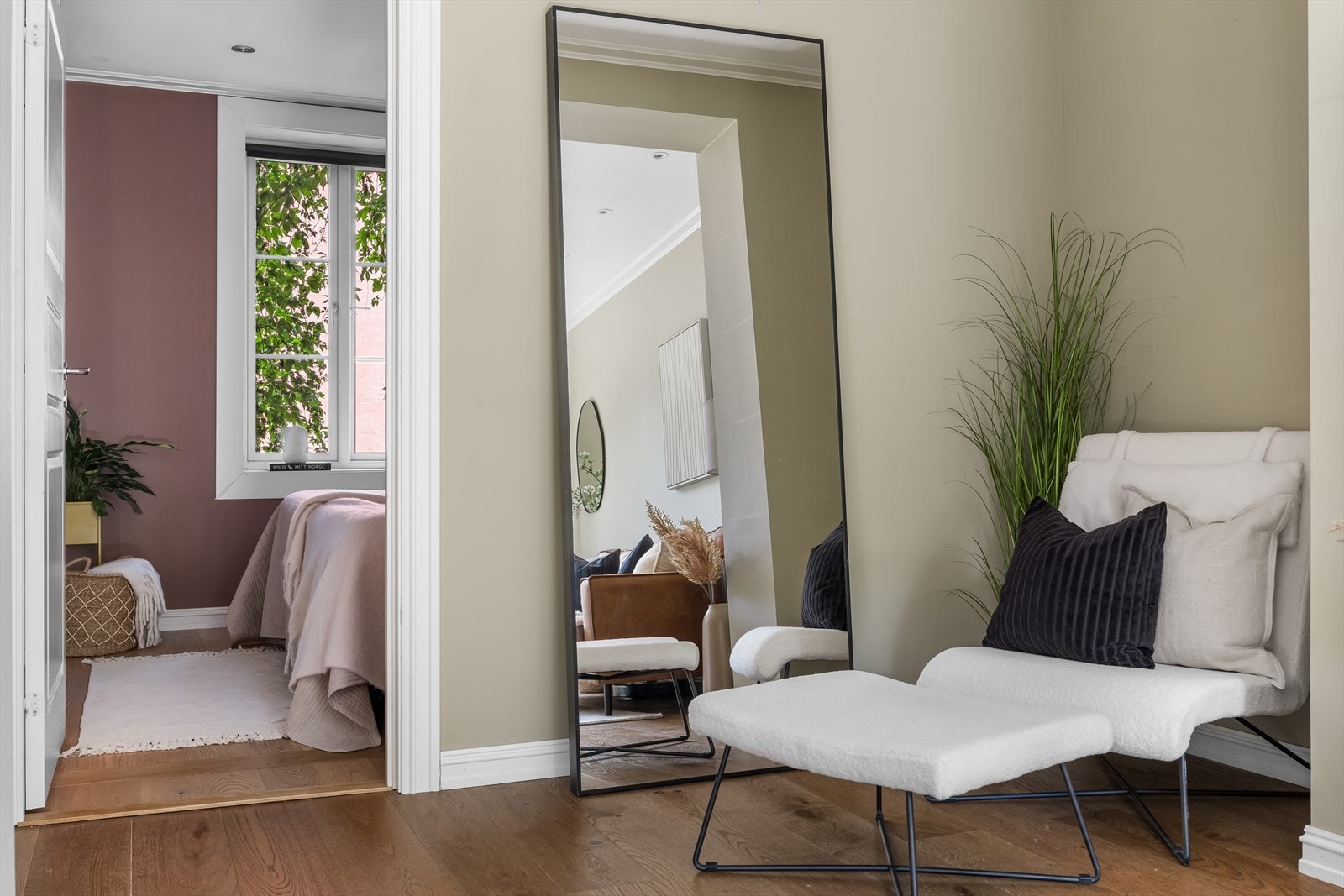 Fra stuen har du inngang til begge soverommene. Galleribilde