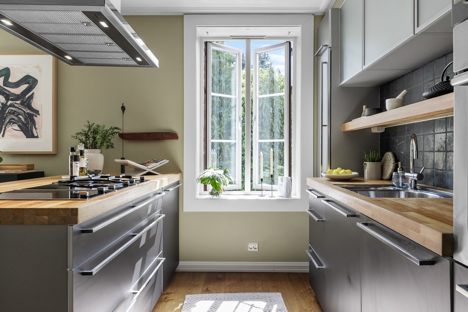 Mørke fronter gir kjøkkenet karakter, og står i vakker kontrast til benkeplaten og parketten. Galleribilde