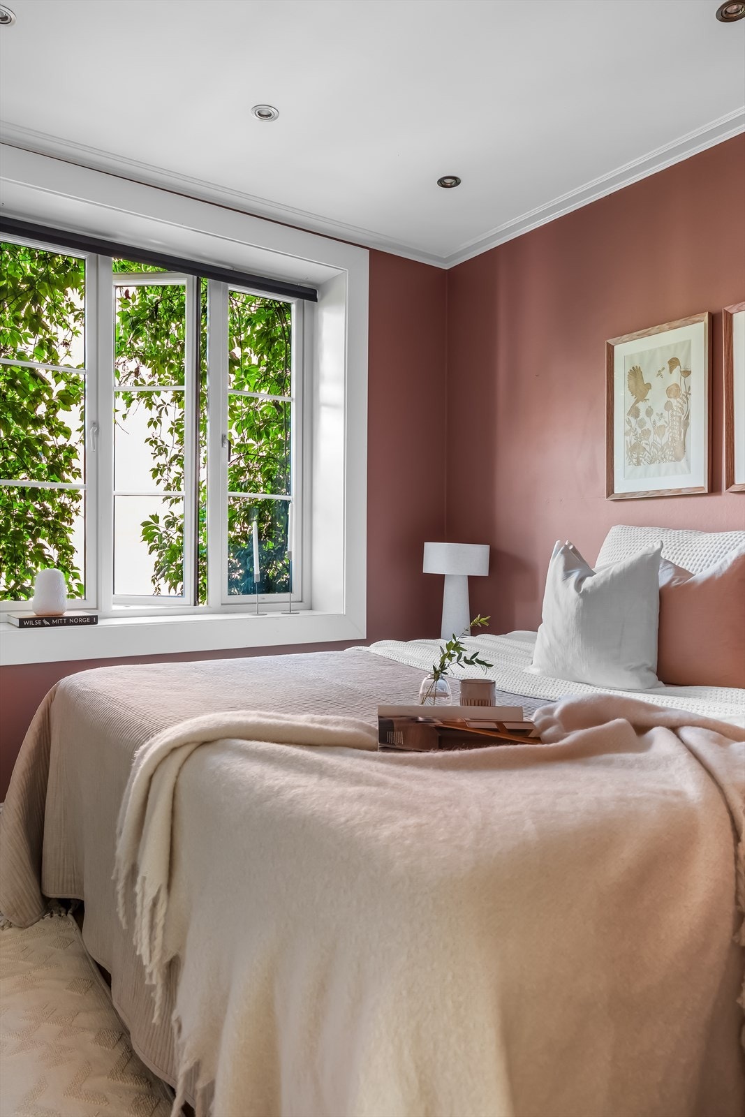 Rolig soverom med myke farger og spotter som gir godt lys. Galleribilde