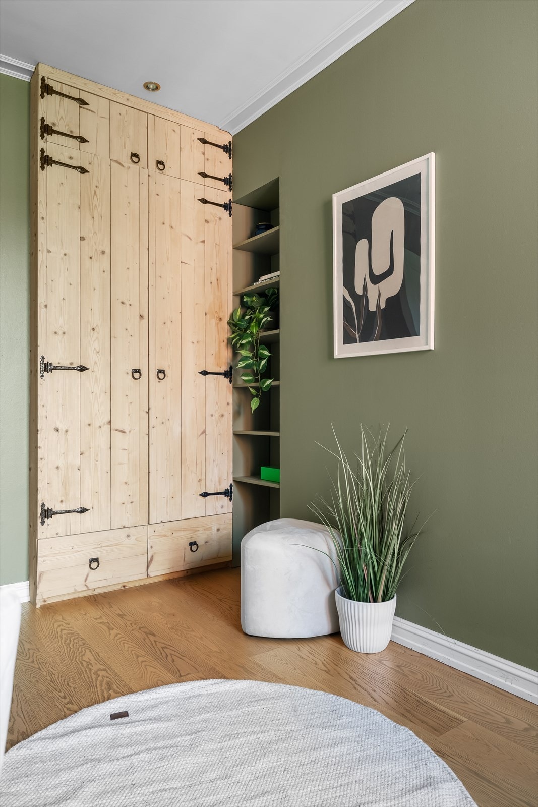 Praktisk innebygd skap med god oppbevaringsplass. Galleribilde