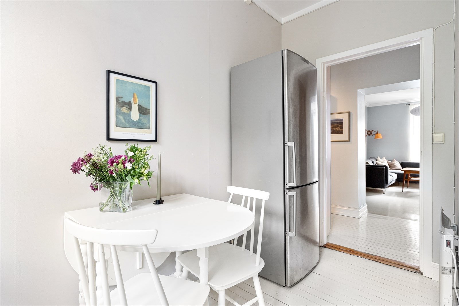 Det er også plass til et lite spisebord hvor man kan nyte frokosten på. Galleribilde