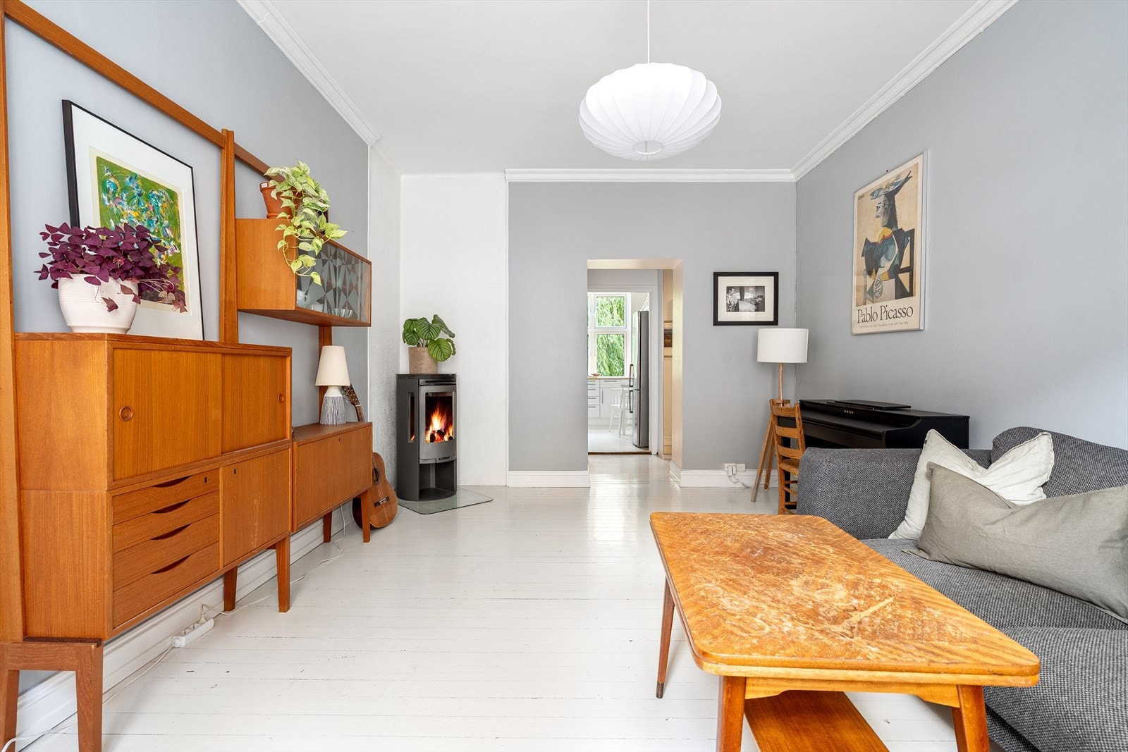 Leiligheten er innbydende med detaljer som originale tregulv og peis. Galleribilde