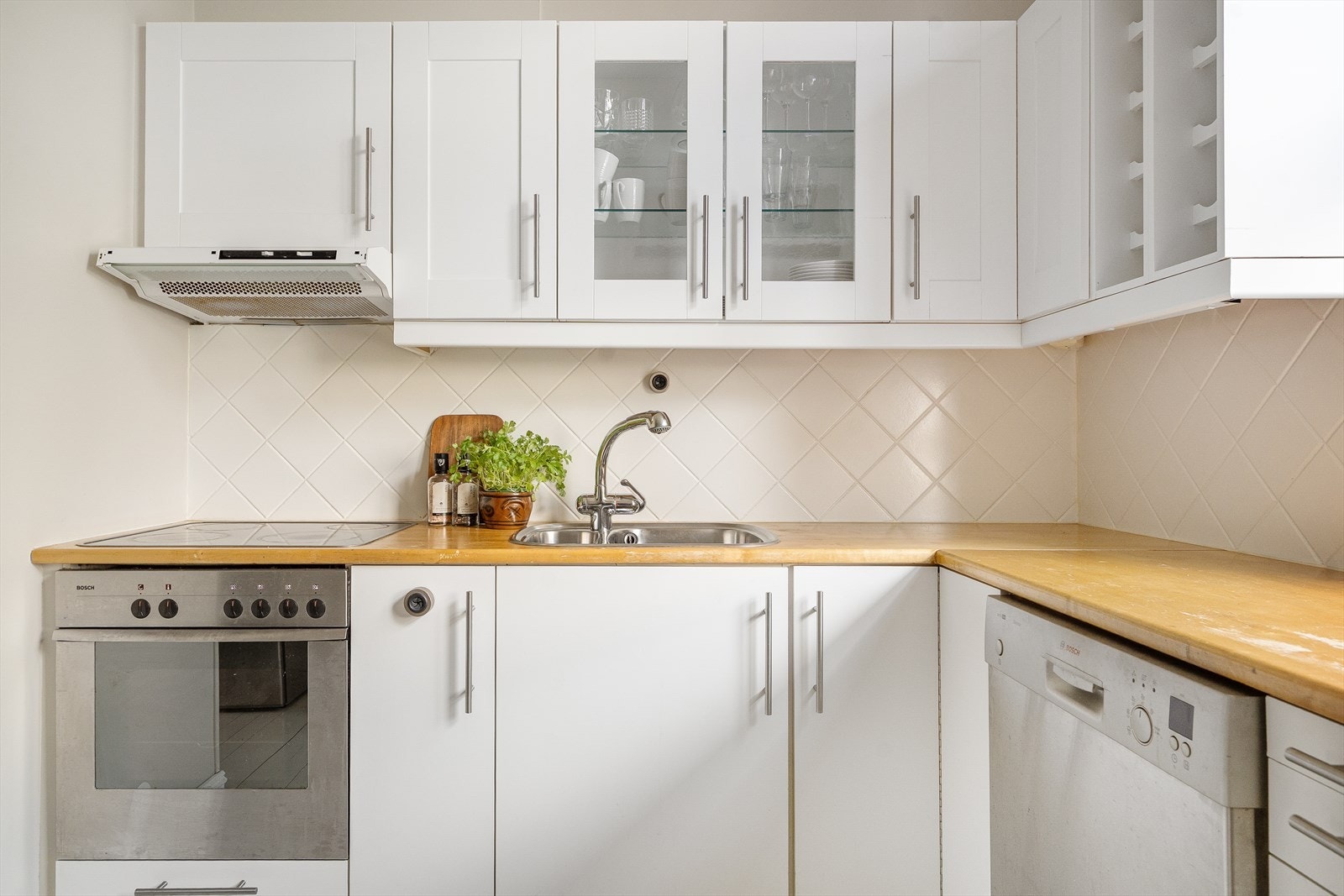 Benkeplaten er i heltre med oppvaskkum i stål med ettgreps som er svingbart og uttrekkbart munnstykke. Galleribilde