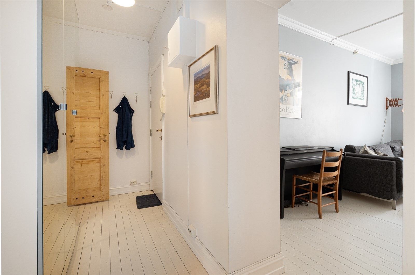 Her er det utstyrt med callinganlegg, sikringsskap og knagger på veggen. Galleribilde