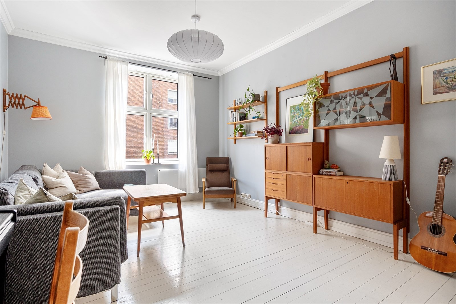 Her er det god plass til sofa, tv-møblement og spisegruppe. Galleribilde