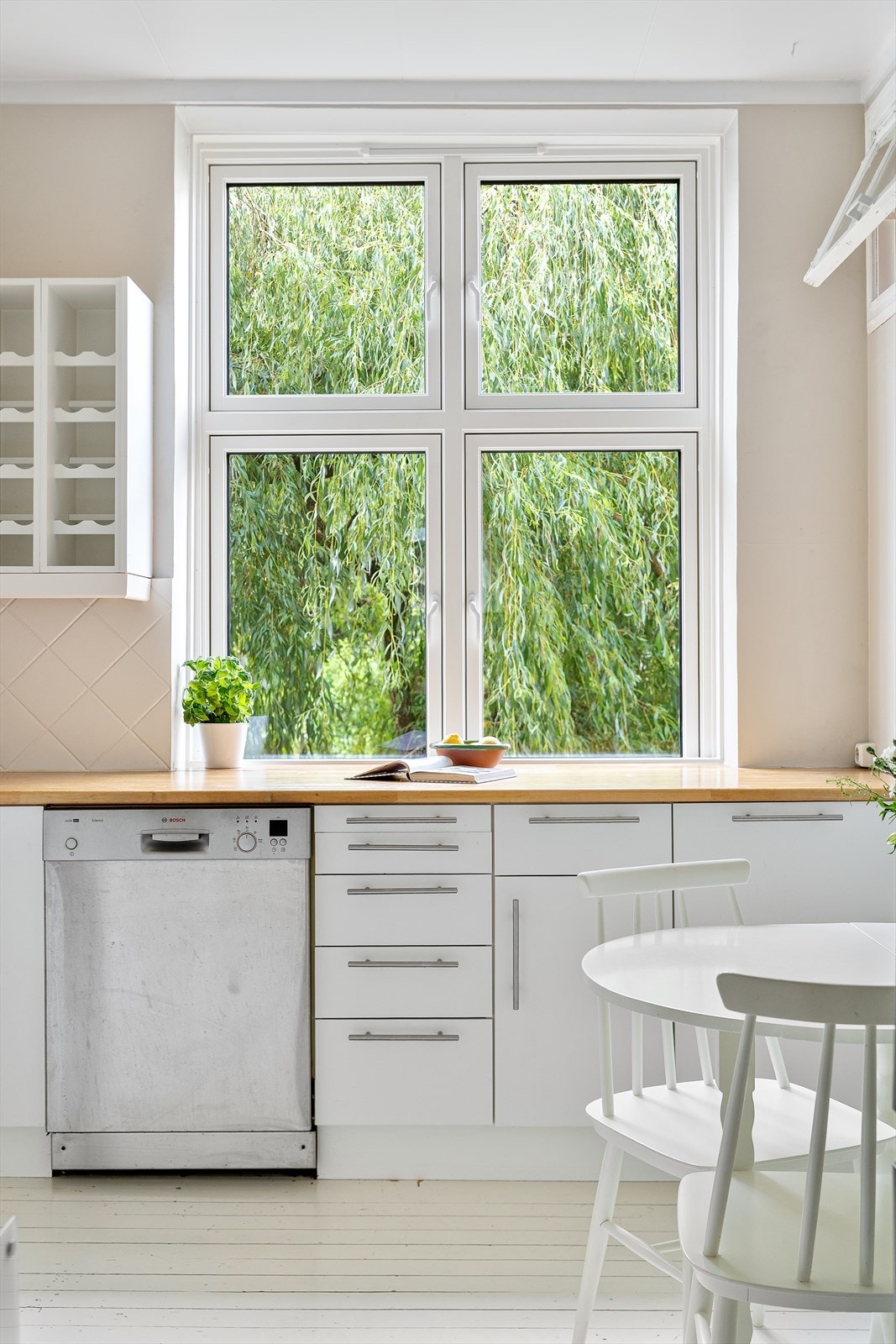 Det er et stort vindu som sørger for godt med lysinnslipp og med utsyn utover den frodige bakgården. Galleribilde