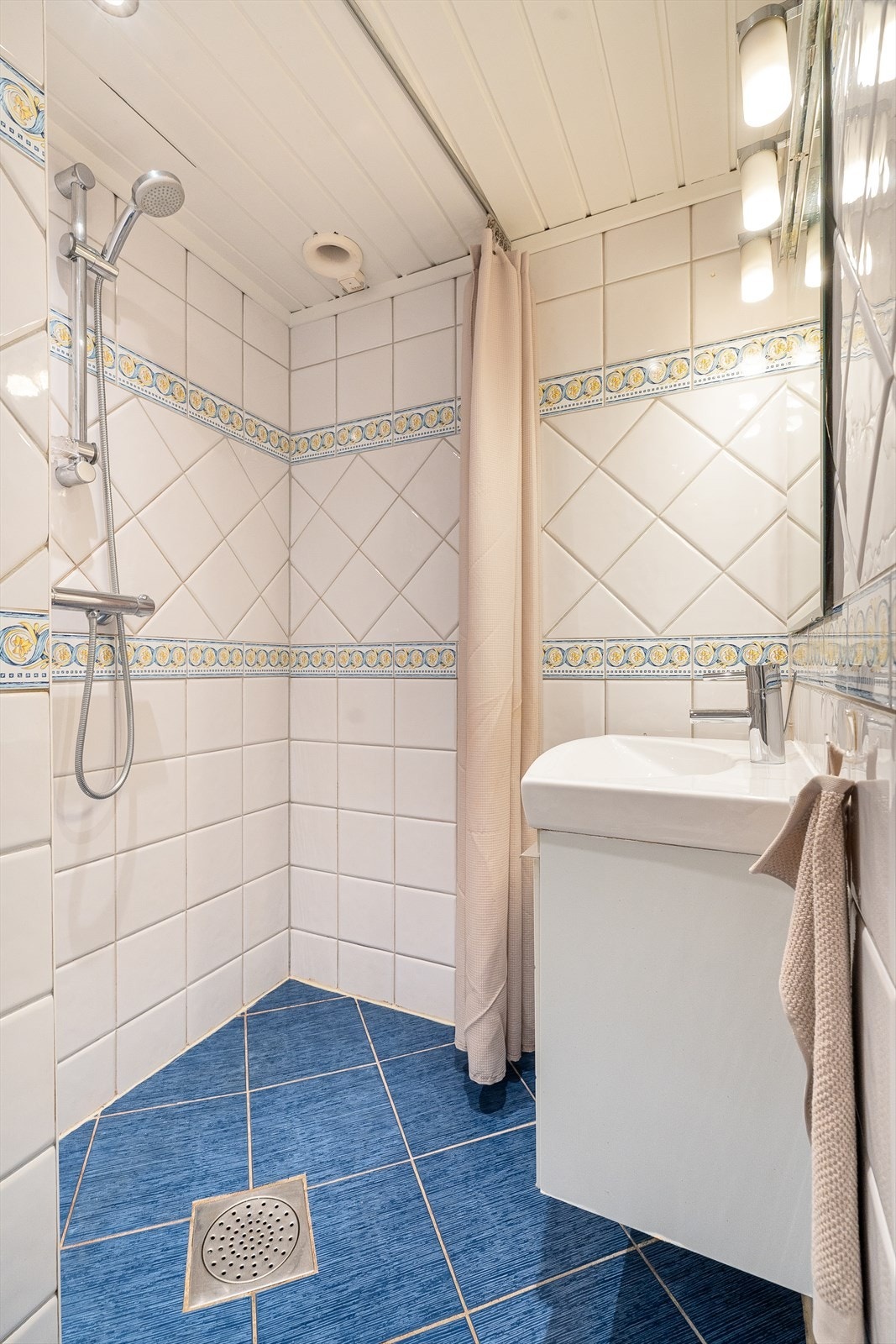 Flislagt bad fra 2004 i regi av borettslaget med behagelig gulvvarme. Galleribilde