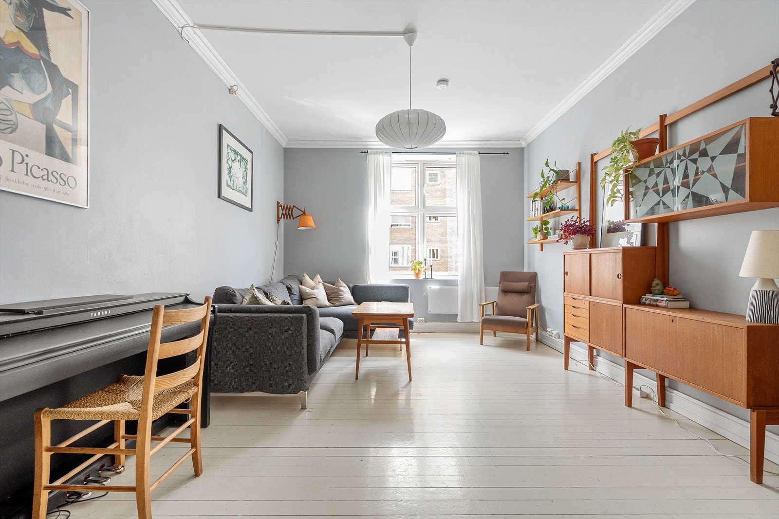 Stuen er romslig og har et stort vindu som sørger for godt med lysinnslipp. Galleribilde