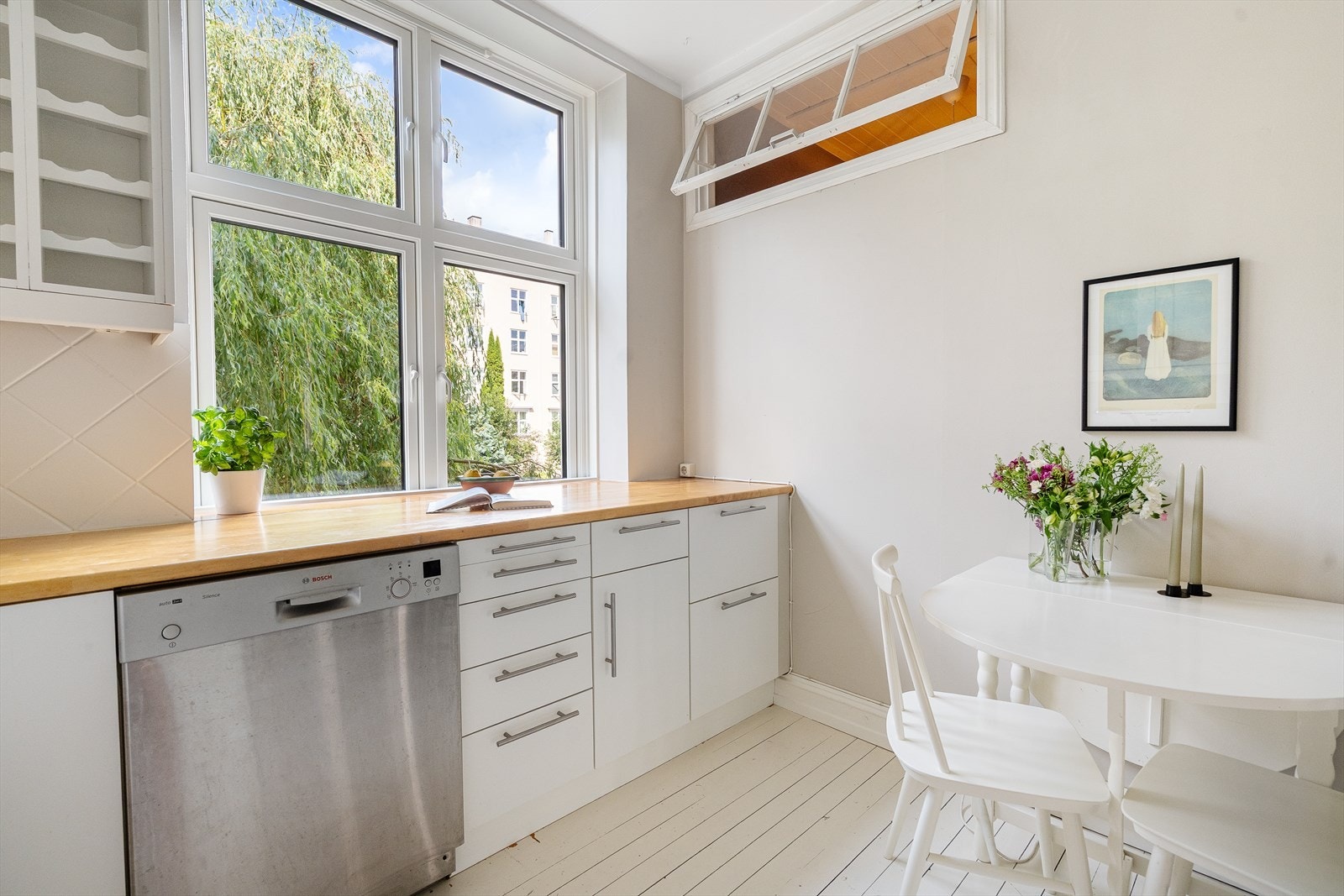 Det er integrert stekeovn og platetopp med kullfiltervifte og frittstående kjøl/fryseskap og oppvaskmaskin. Galleribilde