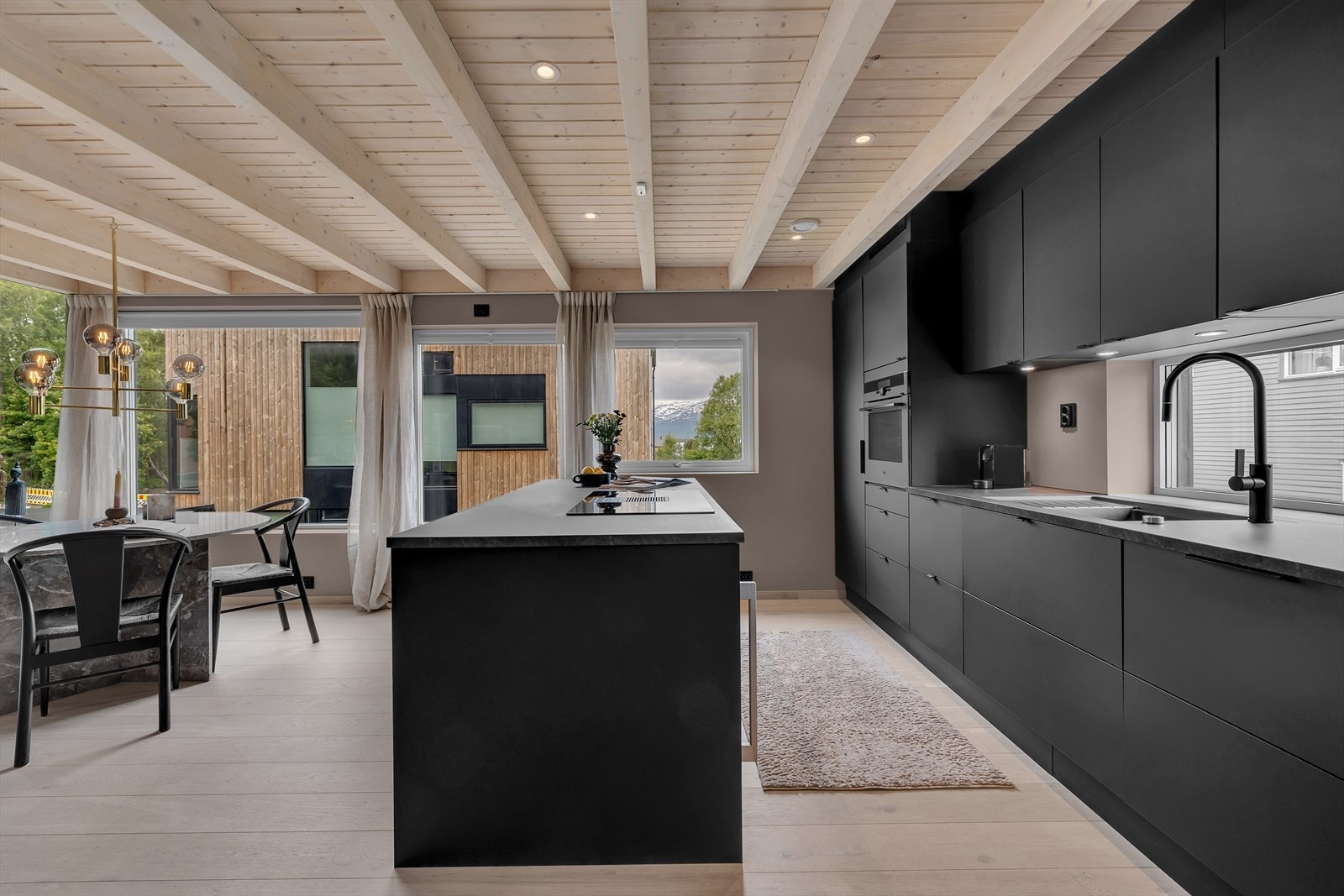 Kjøkkenet har integrerte hvitevarer, rikelig med benke- og lagringsplass Galleribilde