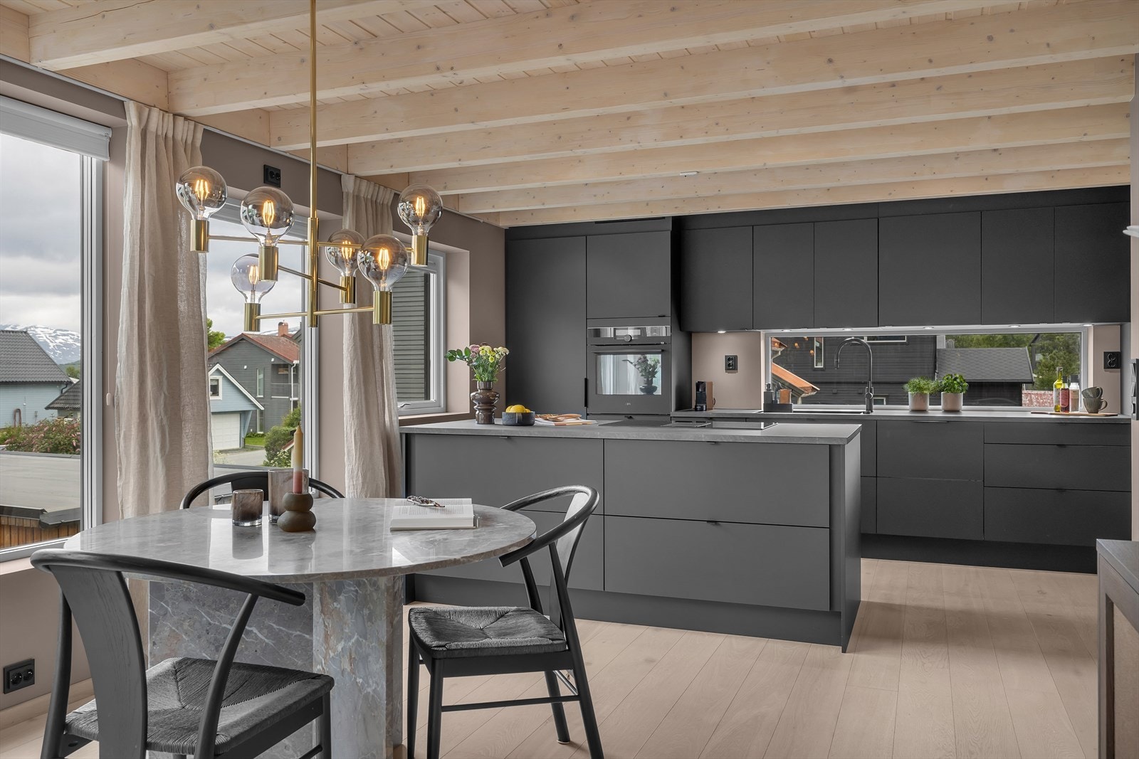 Nydelig kjøkken med flott utførelse og detaljer Galleribilde