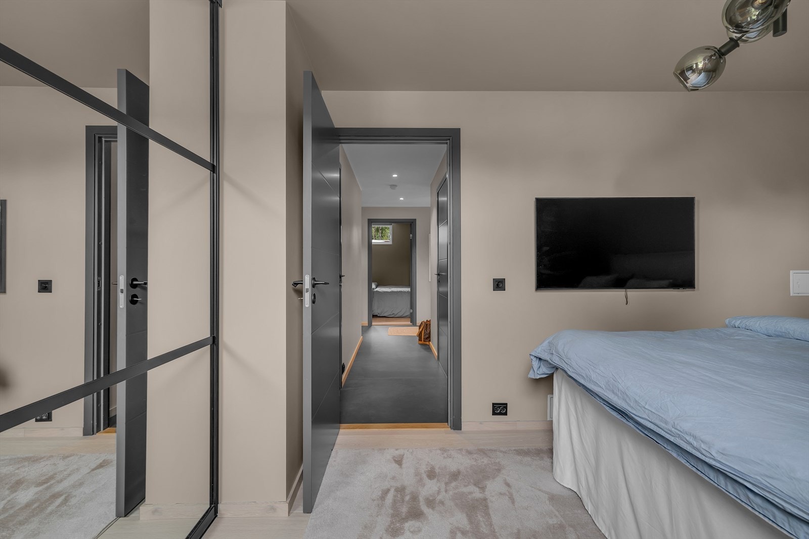 Garderobeskap på hovedsoverommet - malt opp i flotte farger Galleribilde