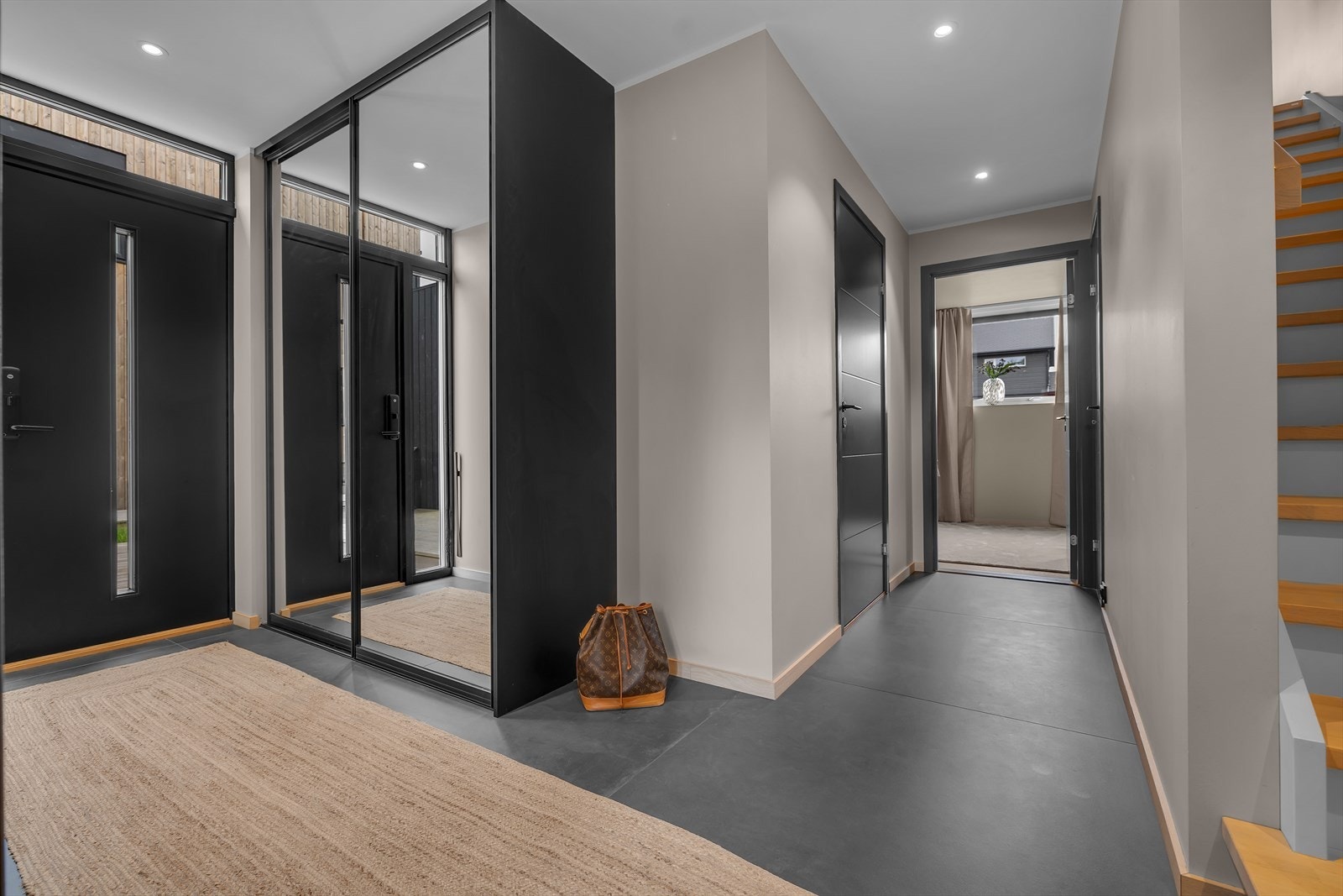 Flott gang med store fliser og garderobeskap Galleribilde