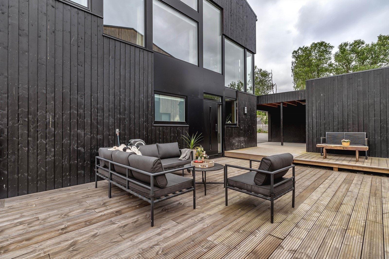 Nydelige og lettstelte uteområder mot vest med god tilgang på sol. Denne er privat. Galleribilde