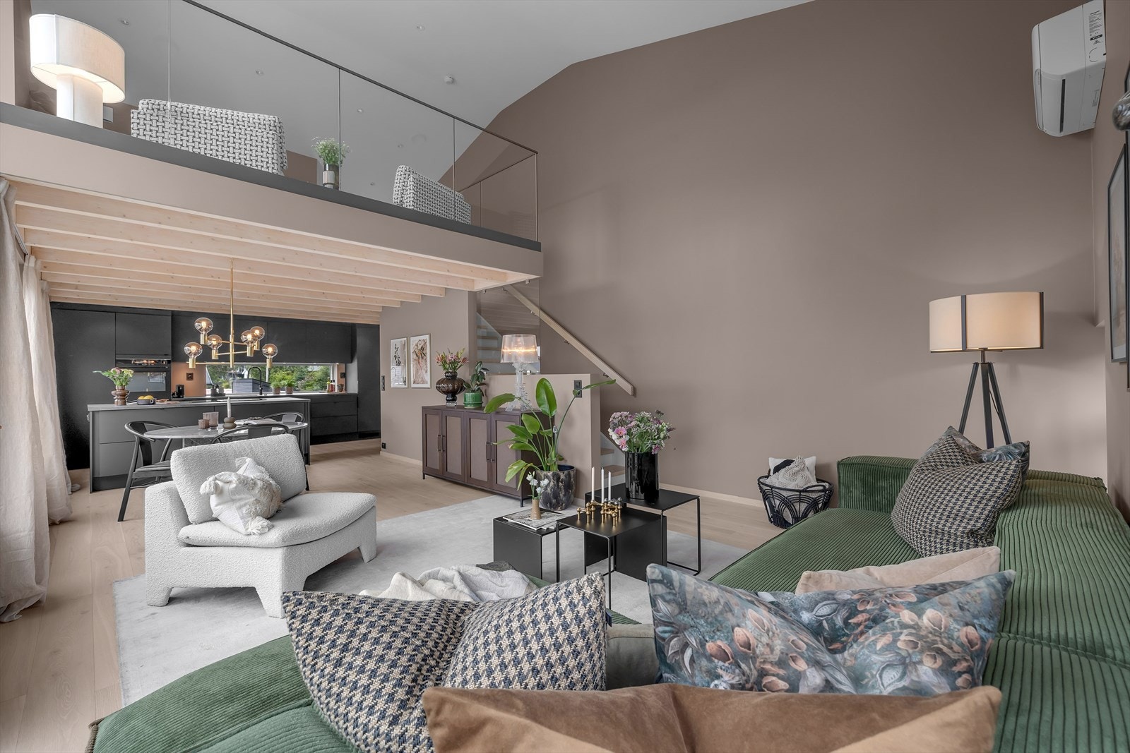 Nydelig oppholdsrom - åpent ned fra messaninen og ned til stuen. TV plassert på messaninen. Galleribilde