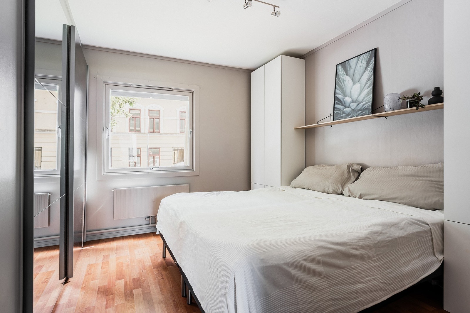 Hovedsoverommet er malt opp i en dus gråtone som fremhever det gylne gulvet. Galleribilde