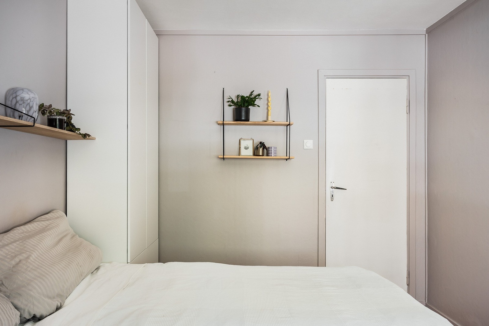 På hovedsoverommet er det både skyvedørsgarderobe og garderobeskap. Galleribilde