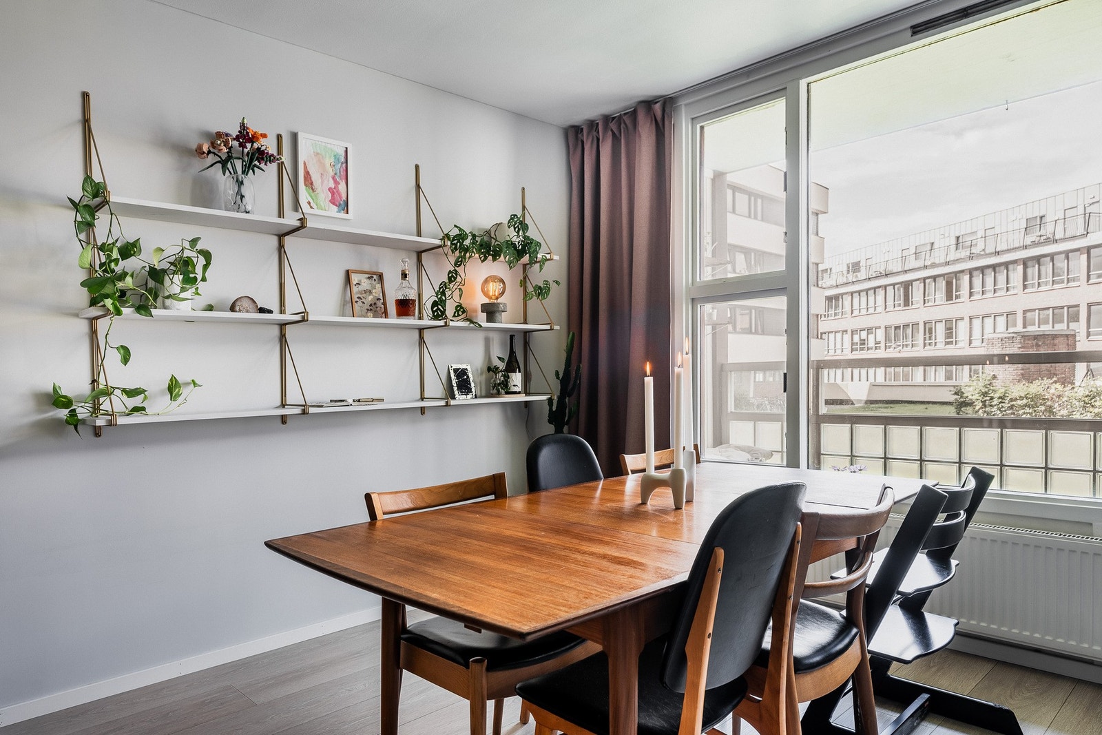 I nærheten av kjøkkenet er det plass til å samle familie og venner til hyggelige måltider rundt et spisebord. Galleribilde