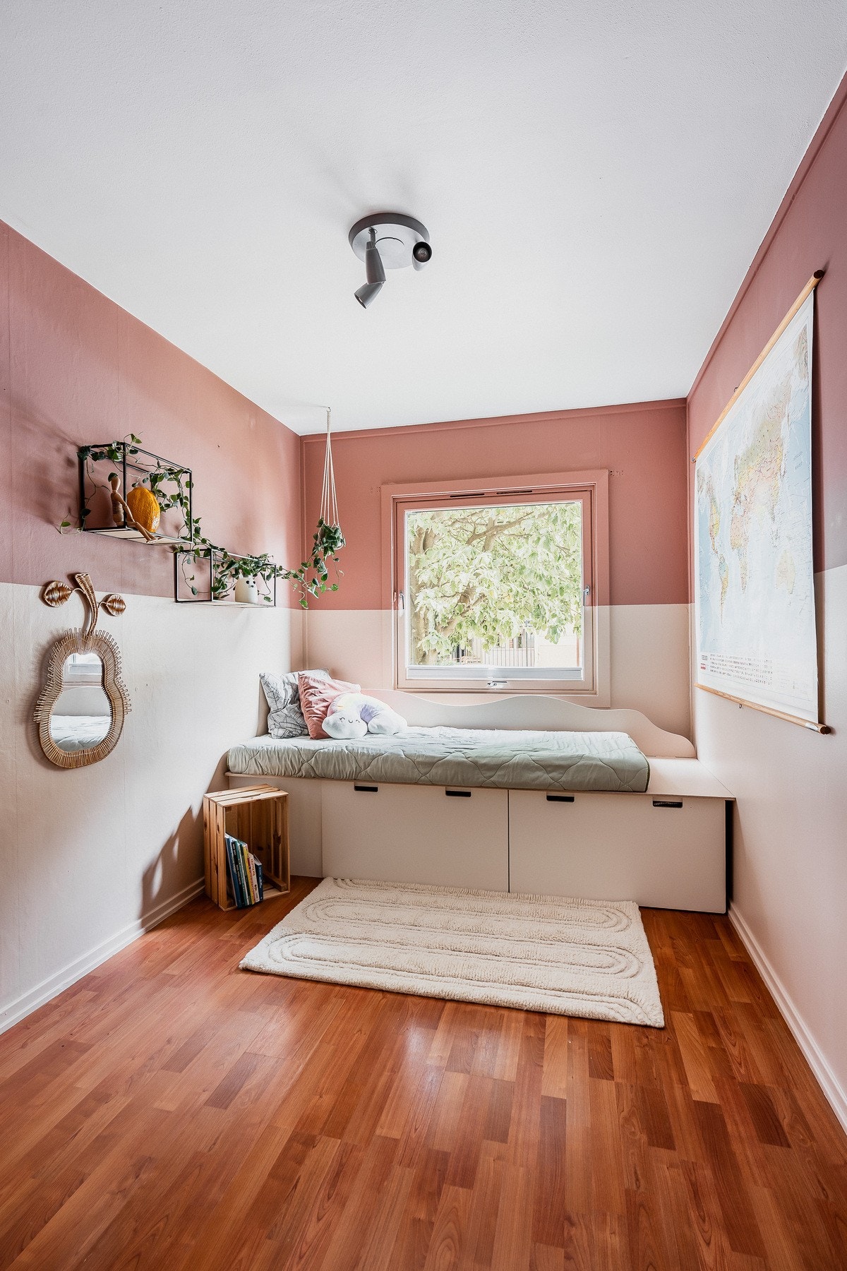 Soverom 2 er malt opp i varme, delikate rosatoner, og har plassbygd seng under vinduet. Galleribilde