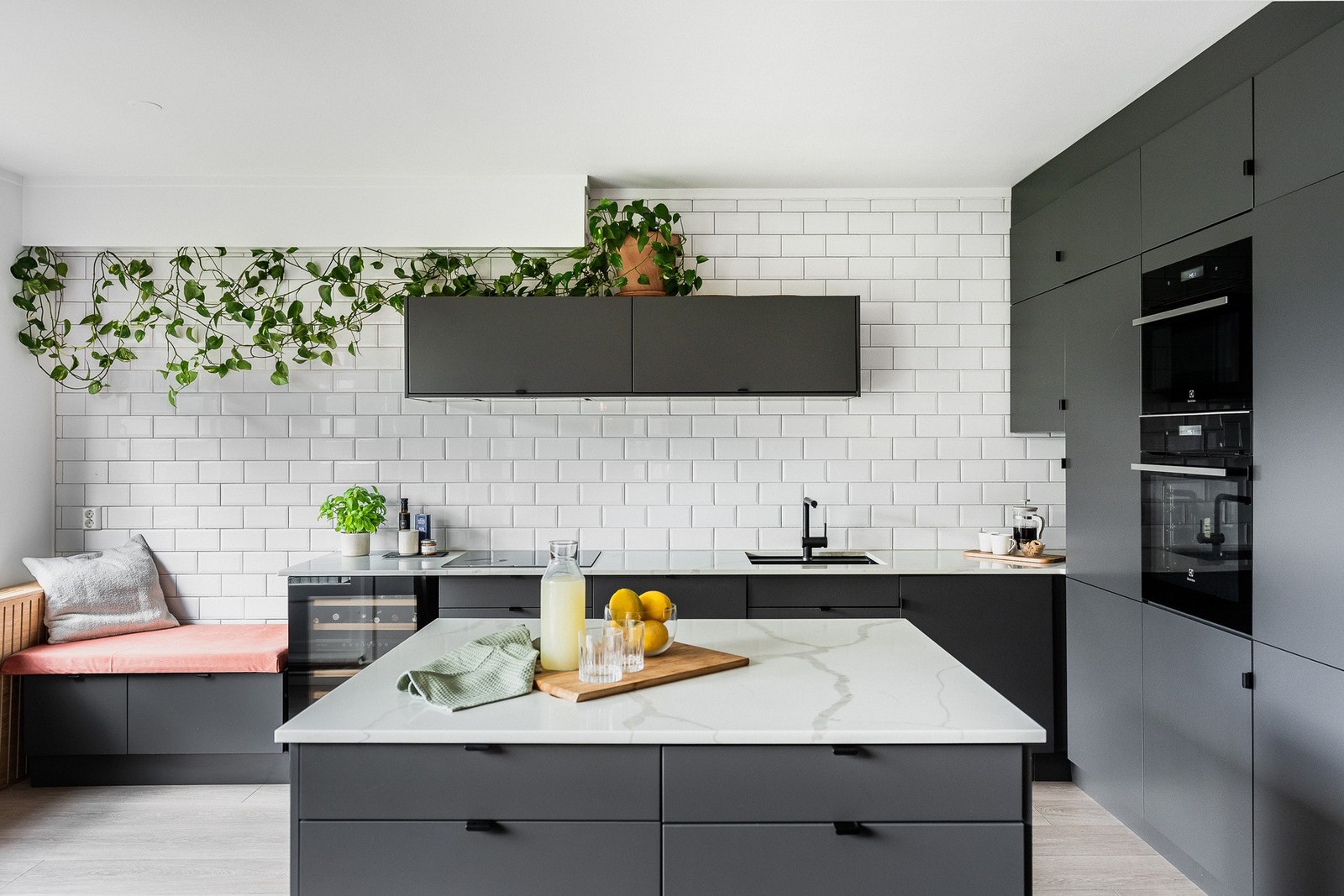 Hele bakveggen på kjøkkenet er kledd med hvite, tidsriktige metrofliser Galleribilde