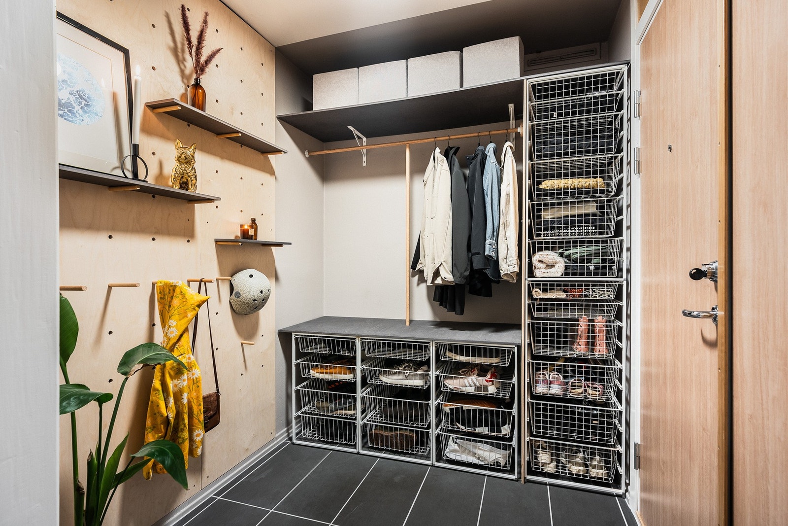 I entreen er det smarte og arealeffektive garderobeløsninger. Galleribilde