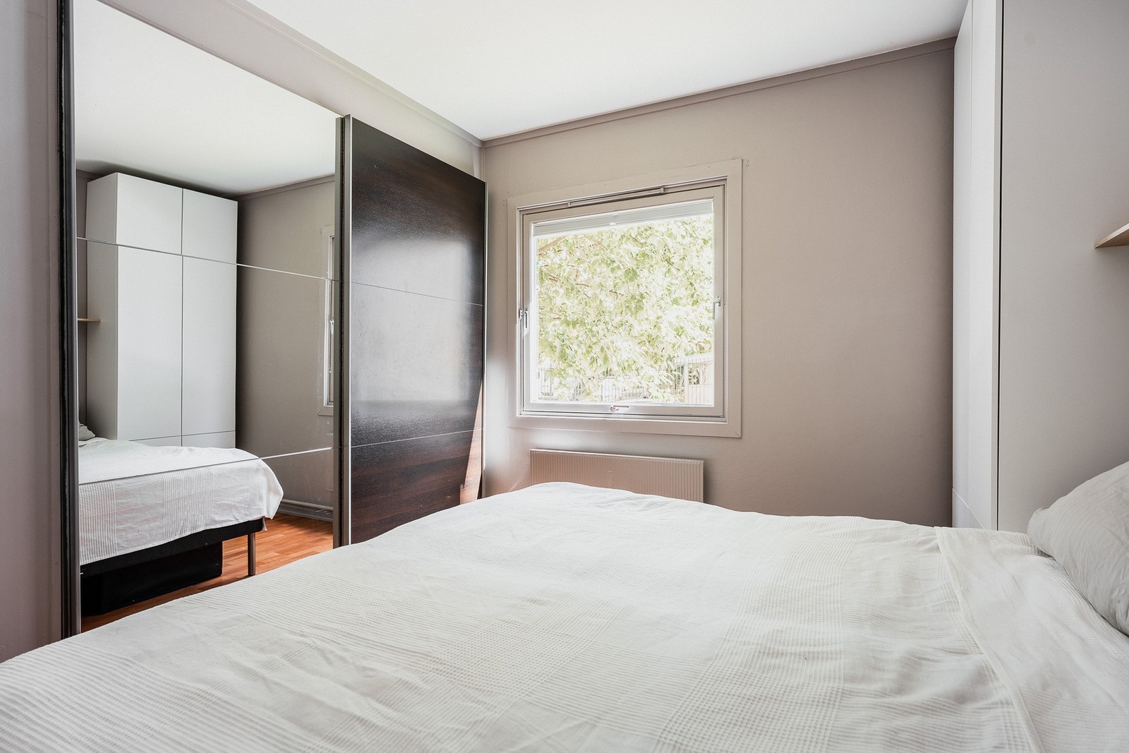 Leiligheten har to gode soverom, og begge har store, sydøstvendte vinduer. Galleribilde