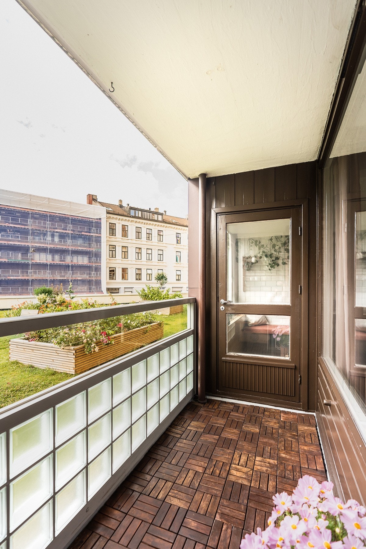 Fra kjøkkenet er det utgang til en overbygd, nordvestvendt balkong på ca. 4 kvm. Galleribilde