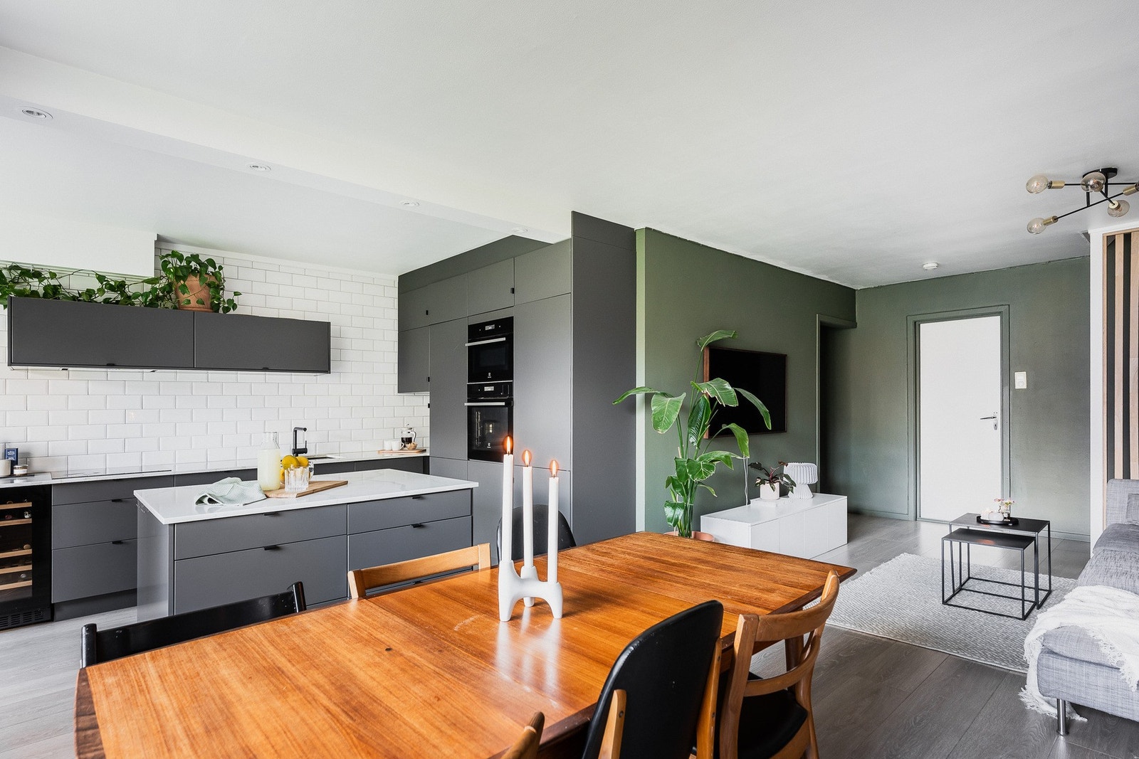 Den åpne planløsningen gir leiligheten en luftig atmosfære. Galleribilde