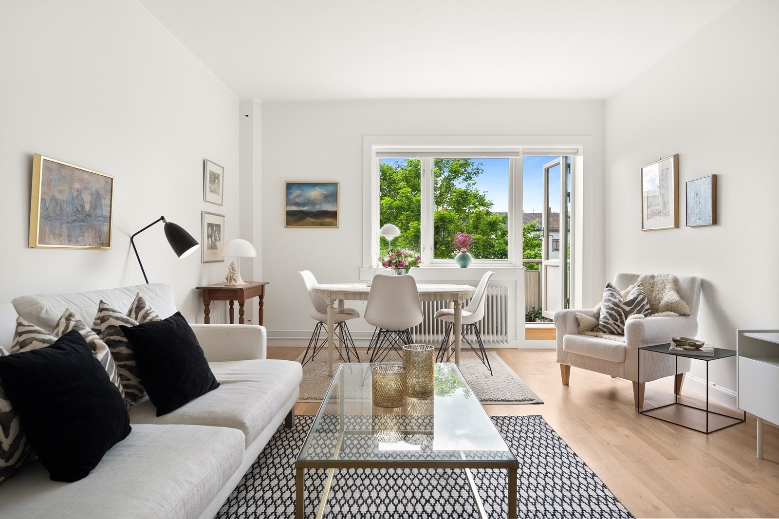 - Boligen kjennetegnes med store og gode oppholdsrom - Galleribilde