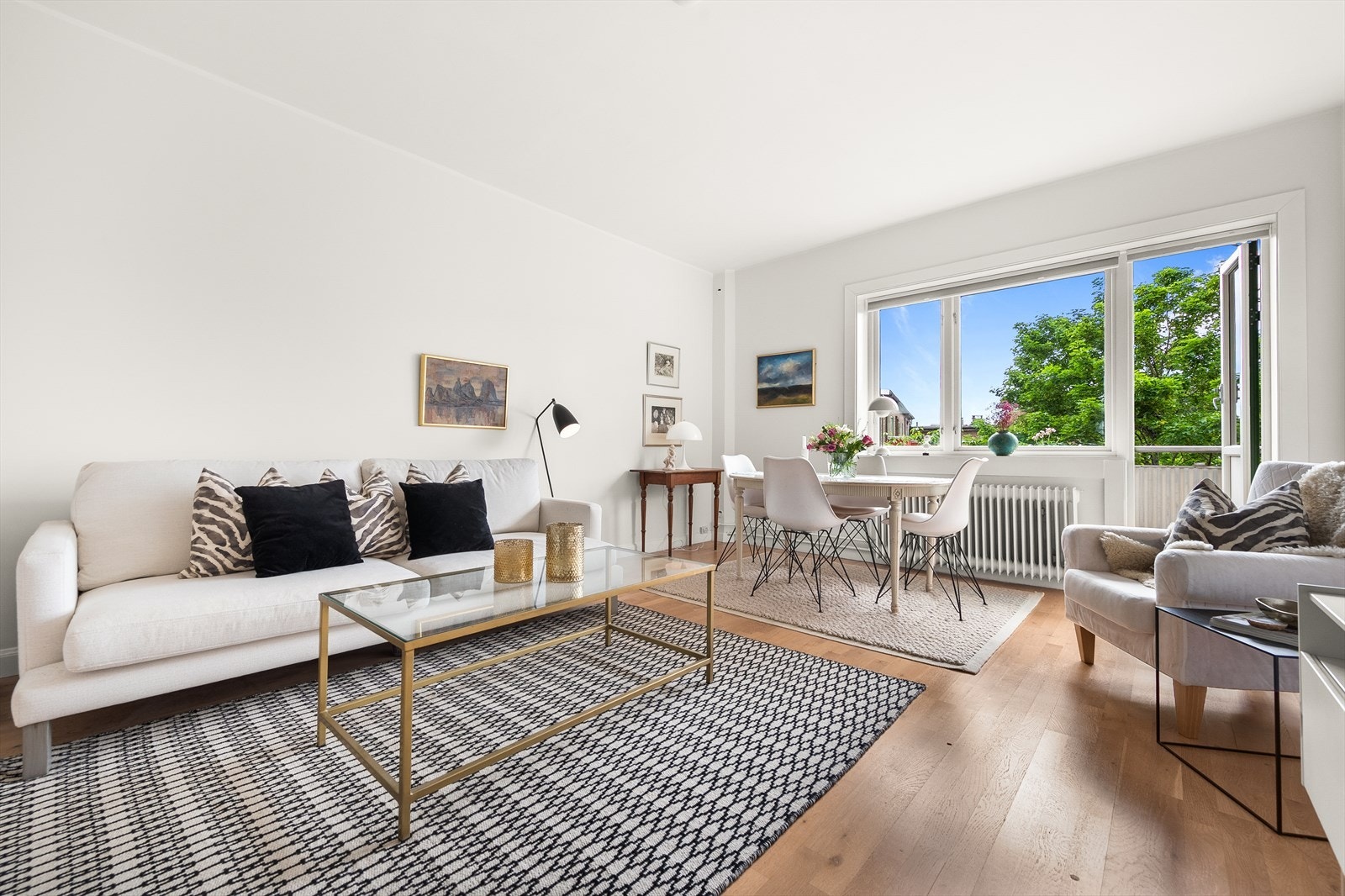 - Stuen fremstår som lys og luftig med flere store vinduer som åpner rommet og sørger for godt med lysinnslipp - Galleribilde