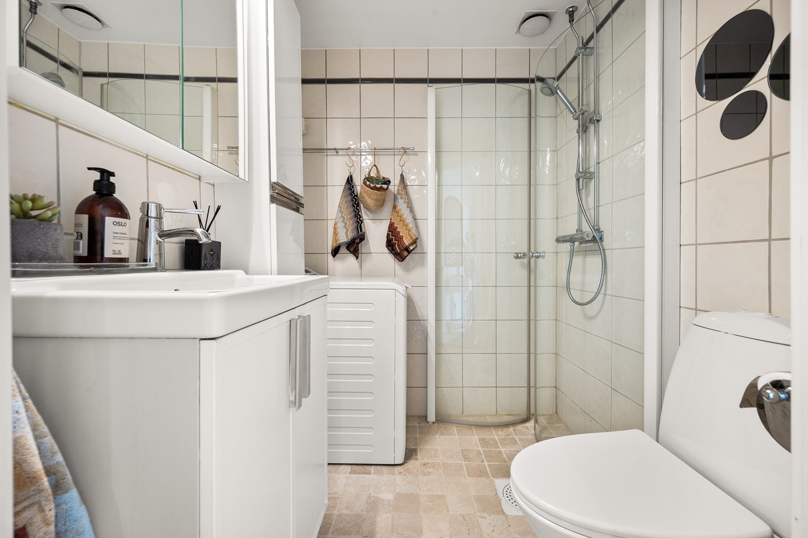 - Flott, helfliset bad som er oppgradert i regi av borettslaget - Galleribilde