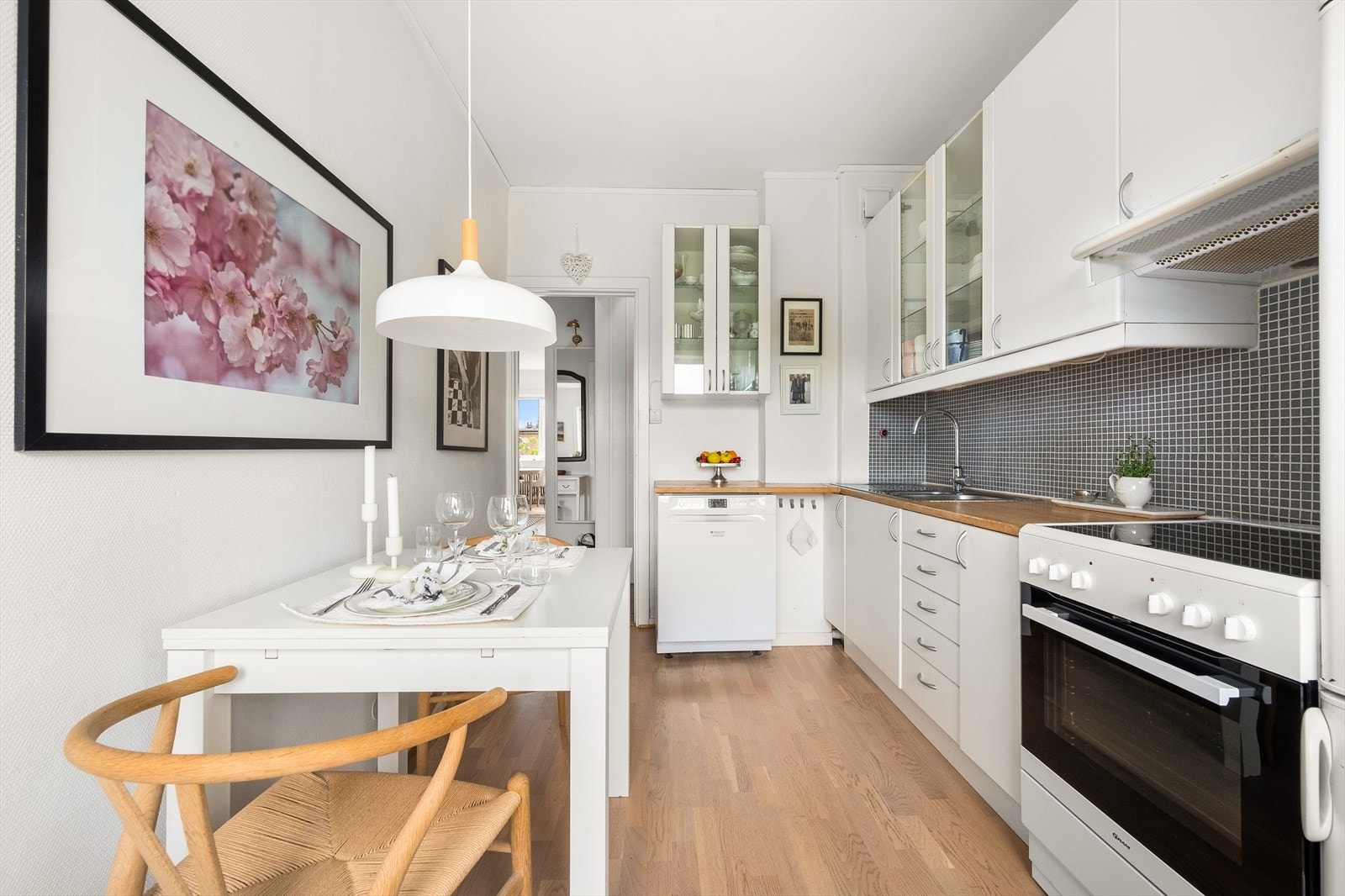 - Det er også gode muligheter for å flytte kjøkken ut i stuen slik at du får et ekstra soverom - Galleribilde