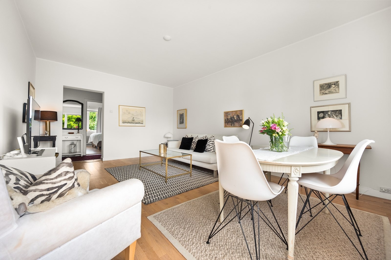 - Her har du rikelig med plass til både sofagruppe med tilhørende medialøsning og spisebord - Galleribilde