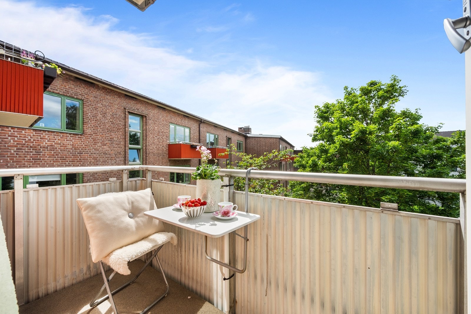 - Her kan du nyte solen fra ca. 12:00 til solnedgang midtsommers - Galleribilde