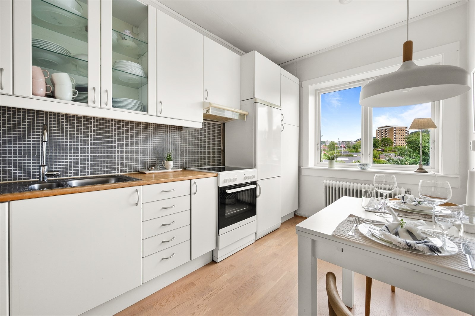 - Her har du rikelig med skap- og benkeplass som gjør matlagingen enkel - Galleribilde