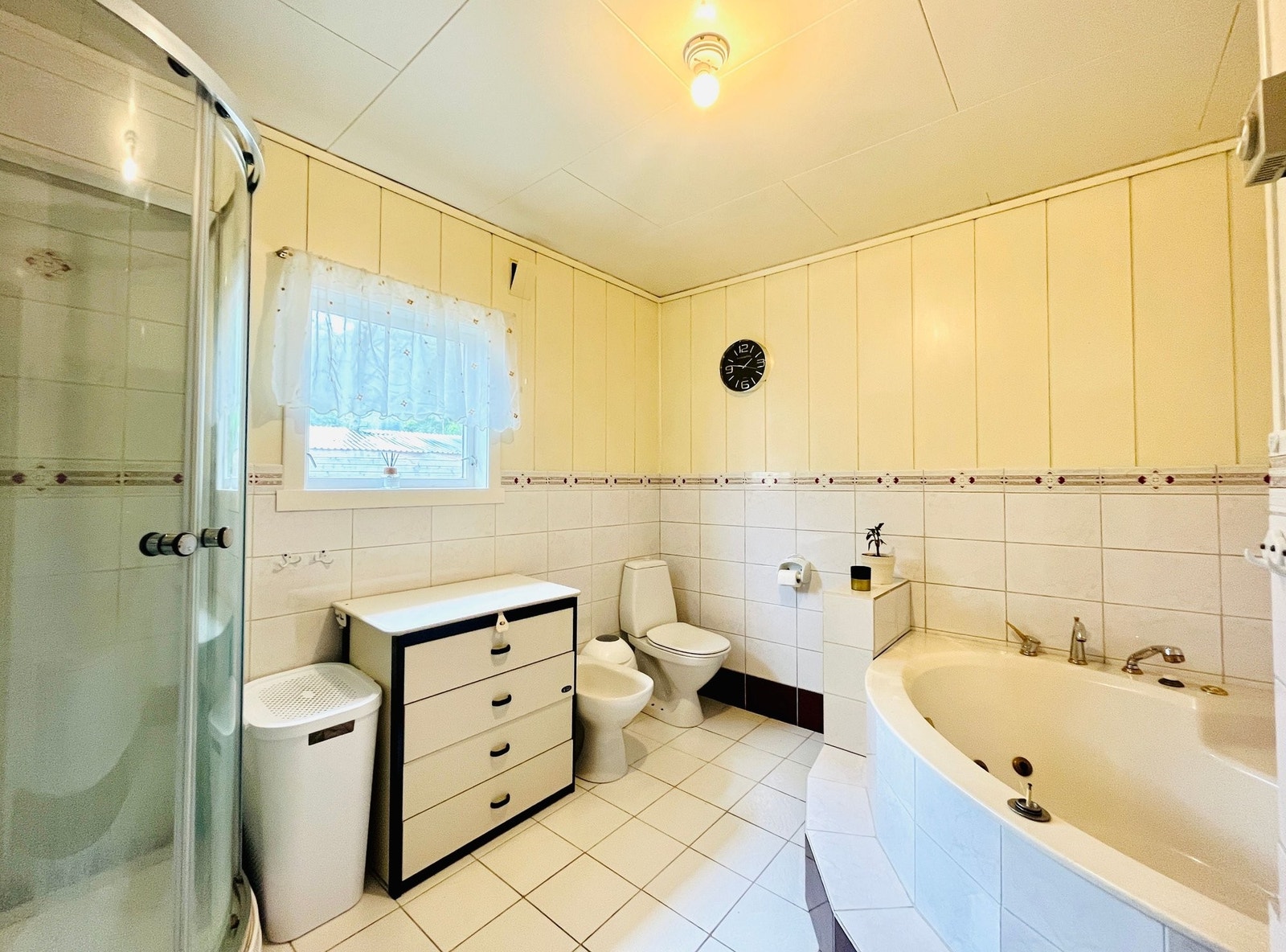 Bad med boblebad, bidé og dusj Galleribilde