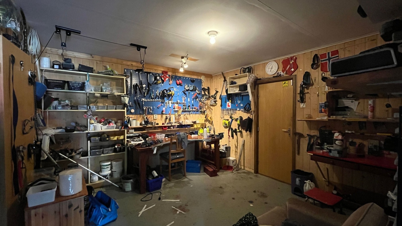 Arbeidsrom i underetasjen. Dør til garasje Galleribilde