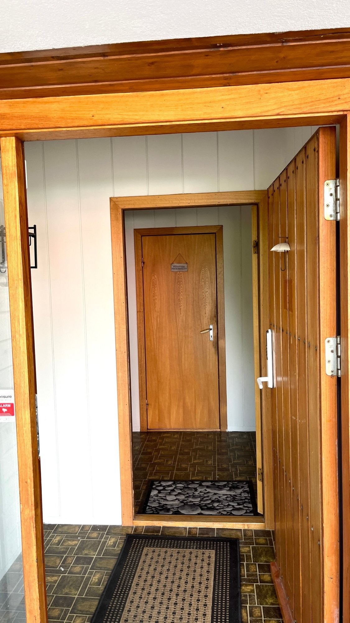 Entre. Kodelås på dør Galleribilde