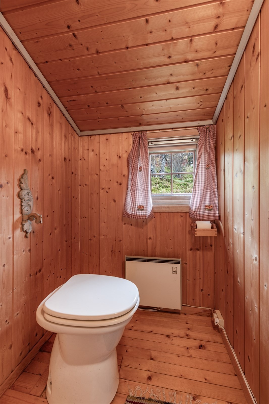 Do-rommet har snurredass. Gulvbord i heltre med lakkert overflate og trepanel på vegger Galleribilde