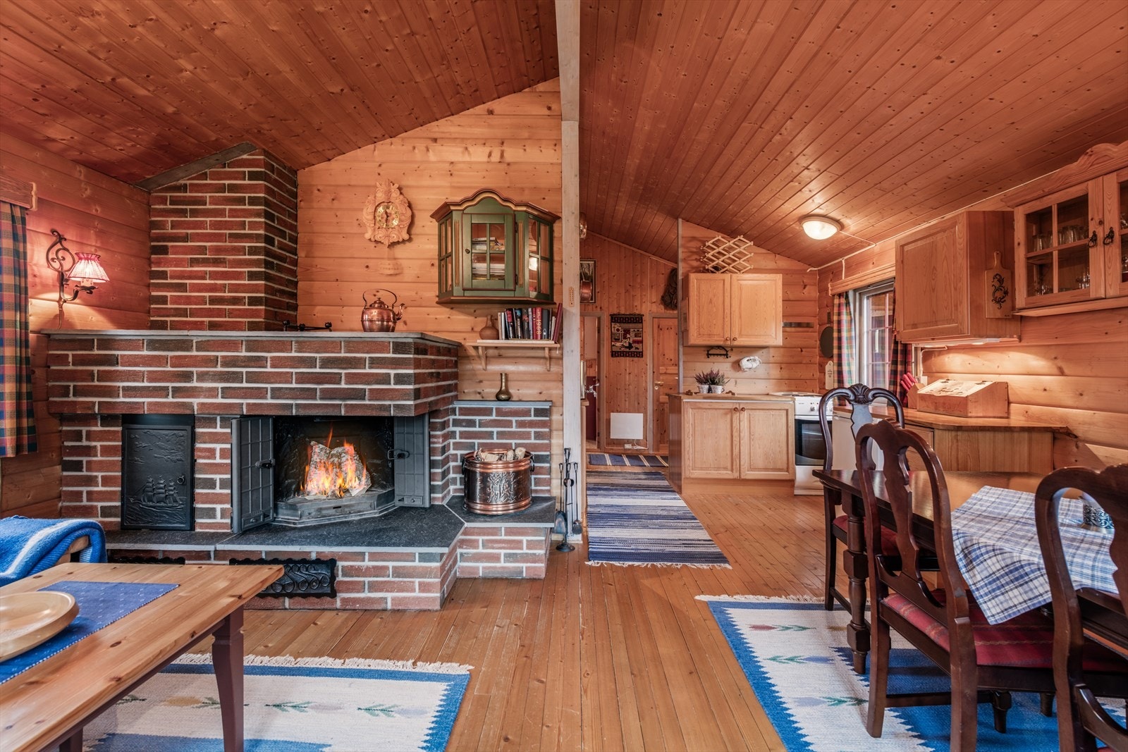 Åpen stue- og kjøkkenløsning, peis og spiseplass. Perfekt for avslappende helger og ferier. Galleribilde