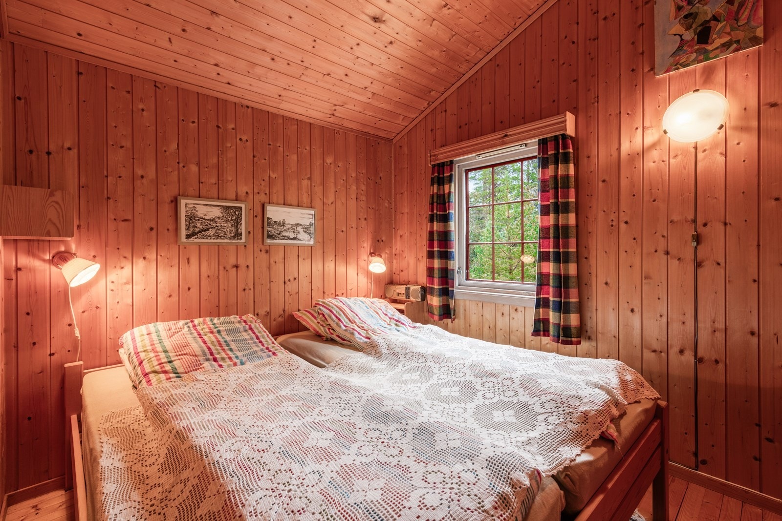 Hovedsoverommet: Koselig soverom med tregulv og panelvegger. Store vinduer som slipper inn mye naturlig lys. Galleribilde